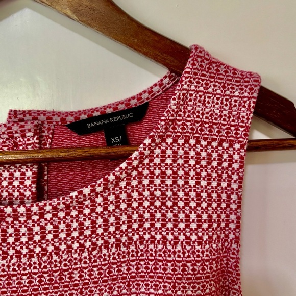 Banana Republic| Red Jacquard Knit Sleeveless Blouse w/Back Buttons Sz XS - Picture 2 of 4